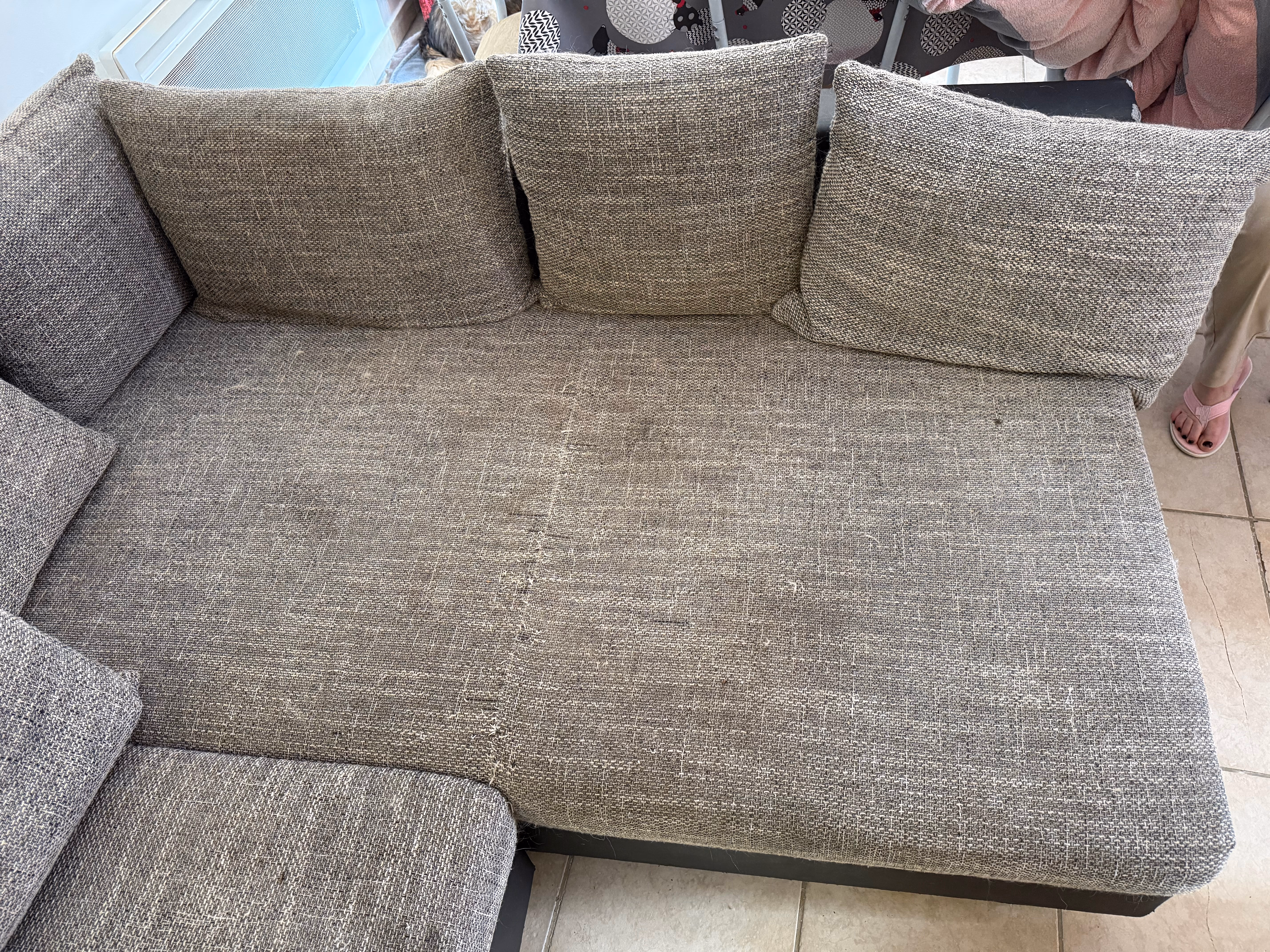 Canapé d'angle gris avant nettoyage