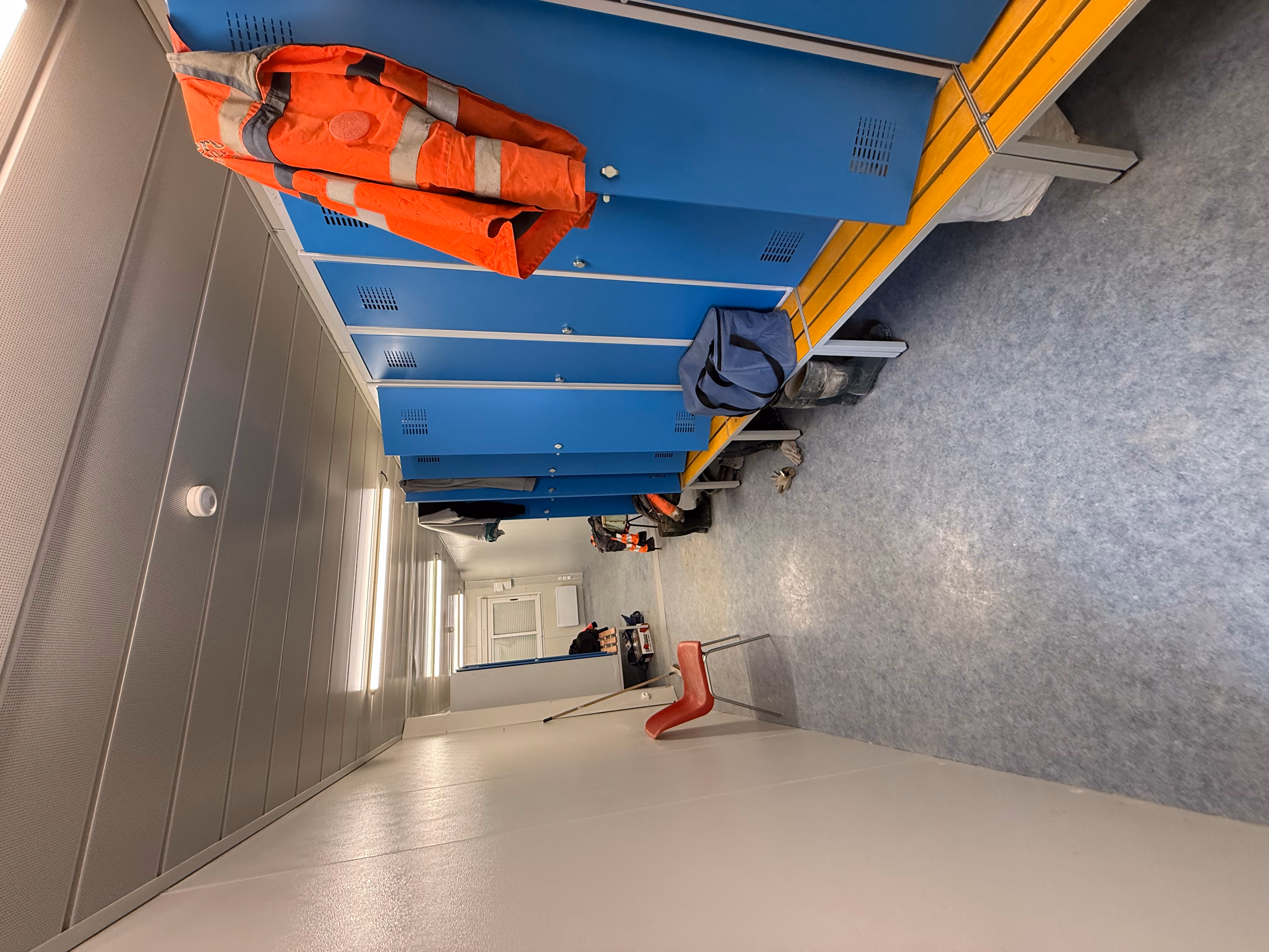 Vestiaires avec casiers nettoyés