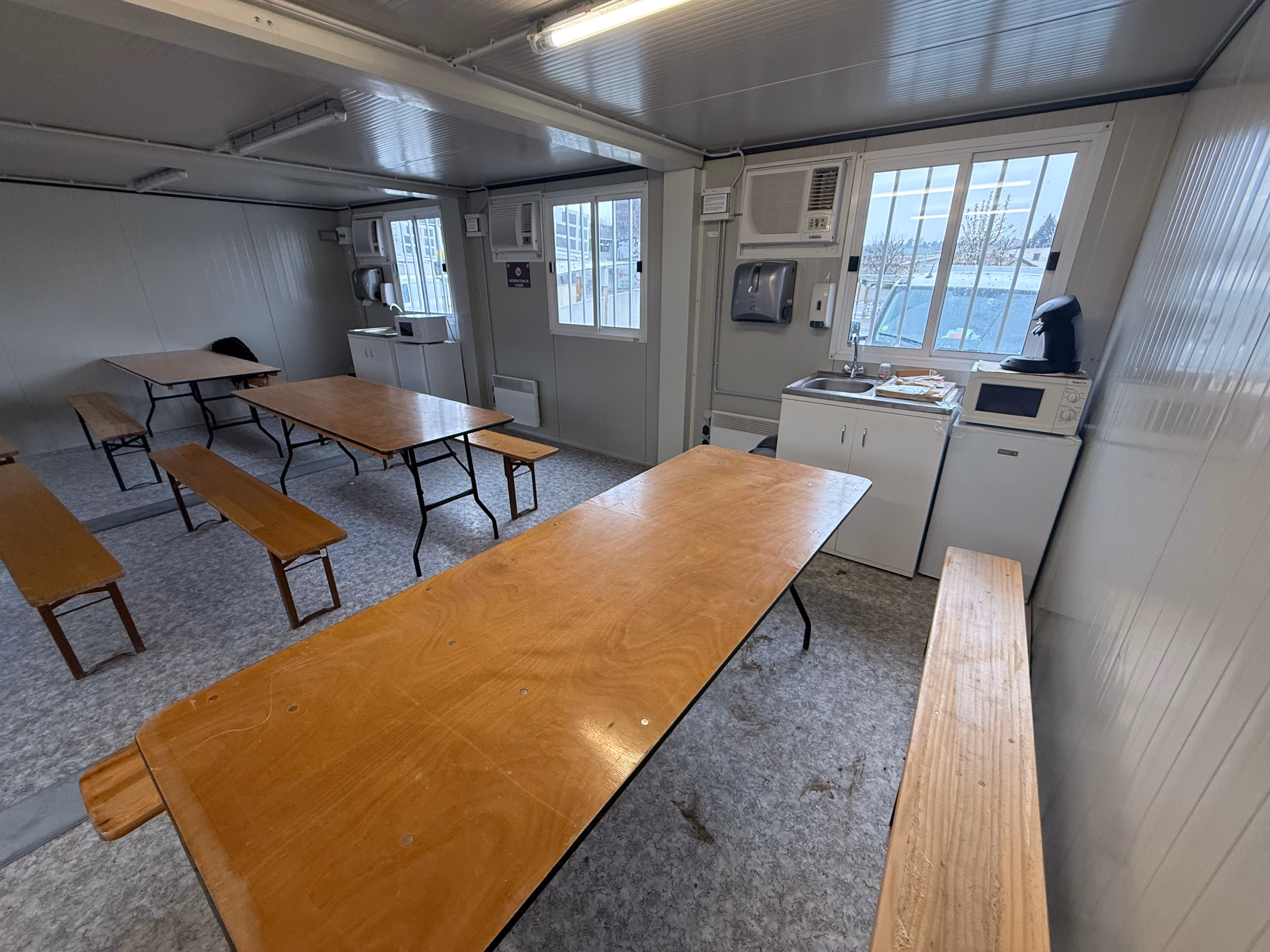 Réfectoire de chantier nettoyé