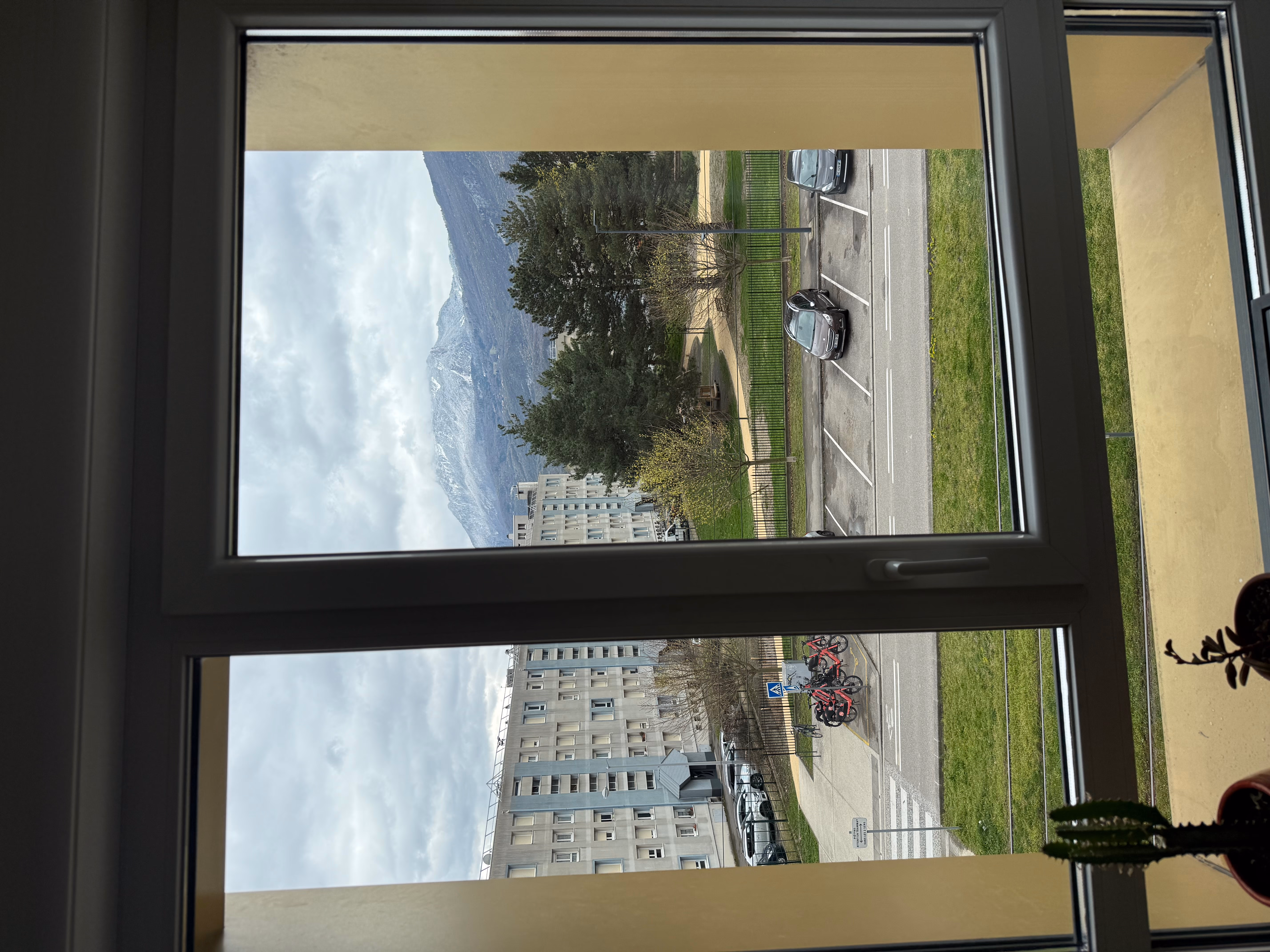 Fenêtre propre avec vue sur les montagnes