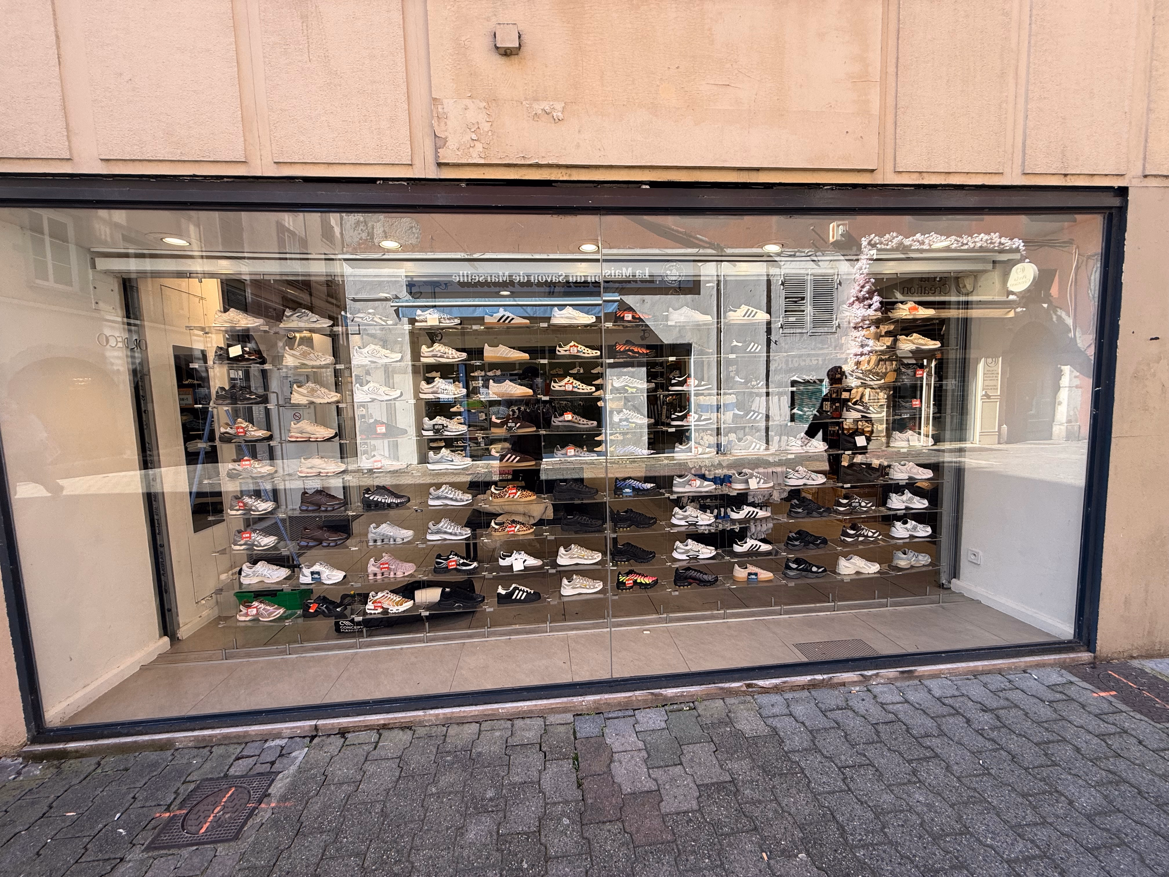 Vitrine boutique nettoyée