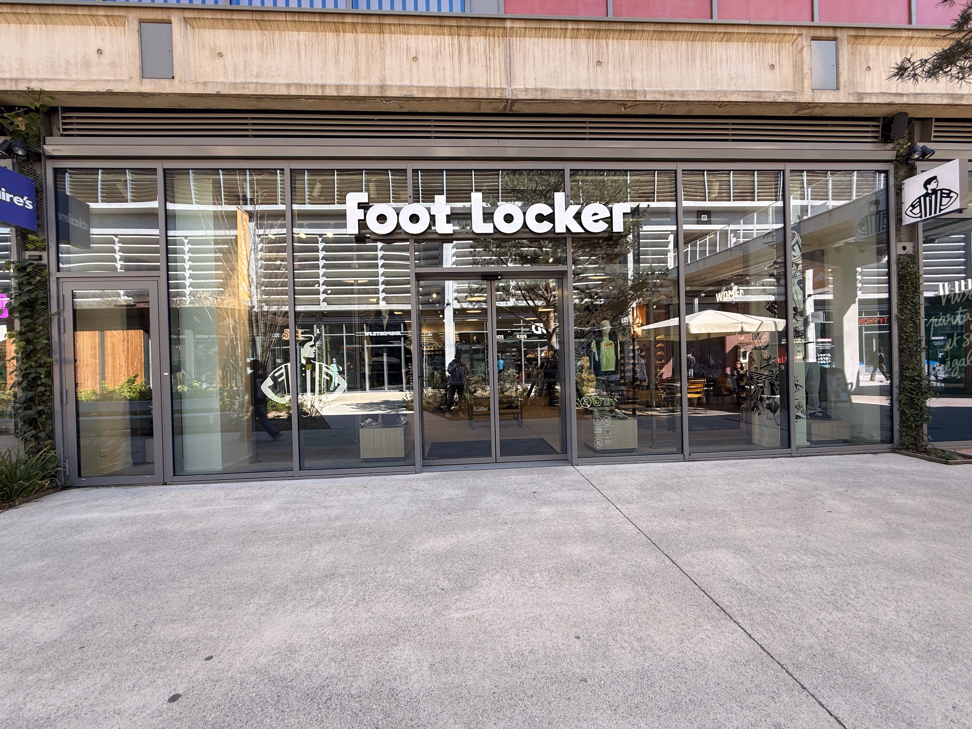 Vitrine Foot Locker nettoyée