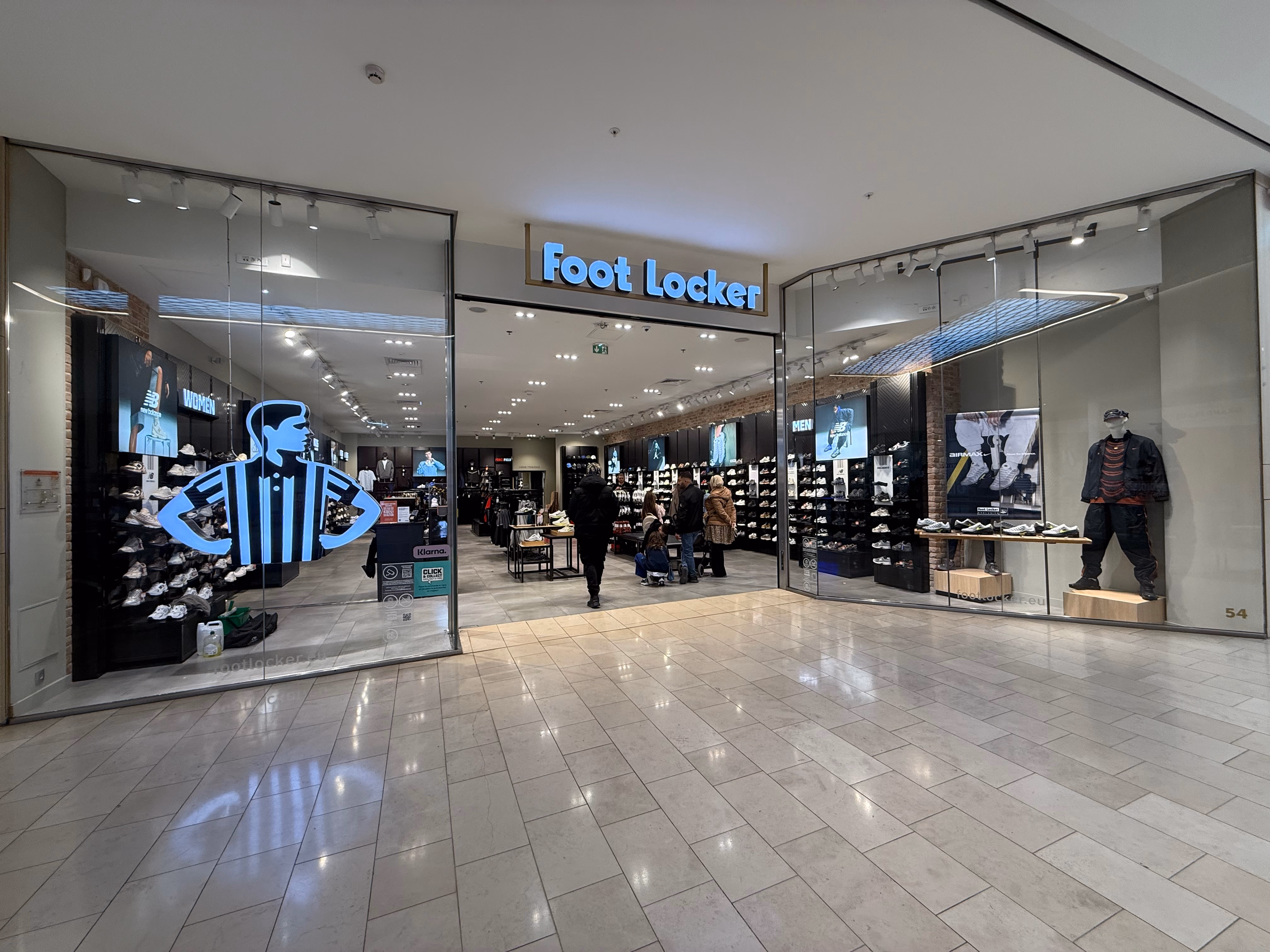 Vitrine Foot Locker nettoyée