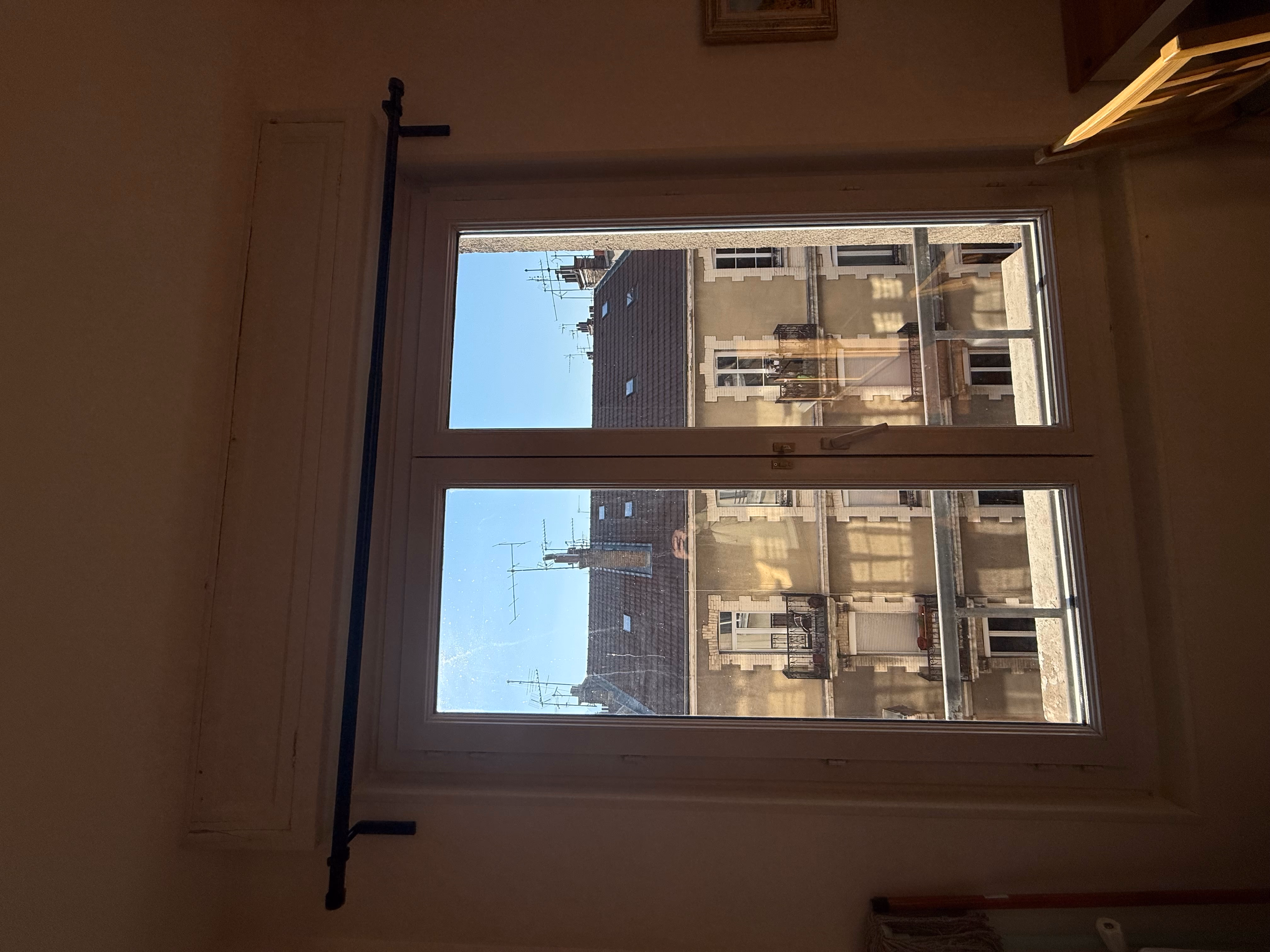 Fenêtre immeuble haussmannien après nettoyage