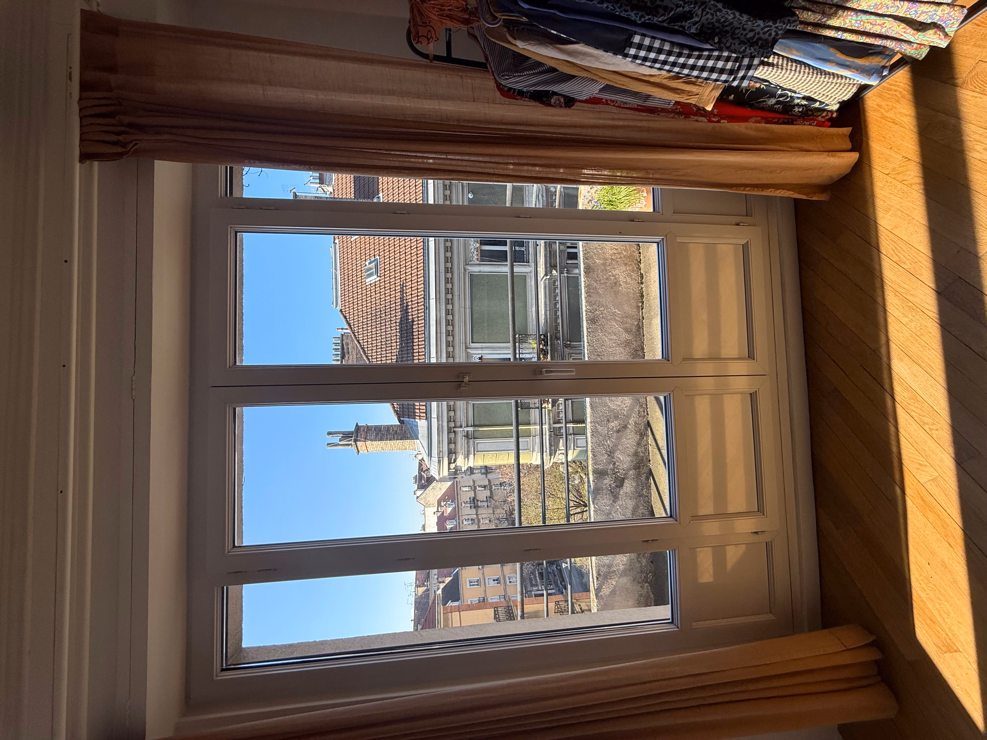 Grande fenêtre nettoyée sans trace