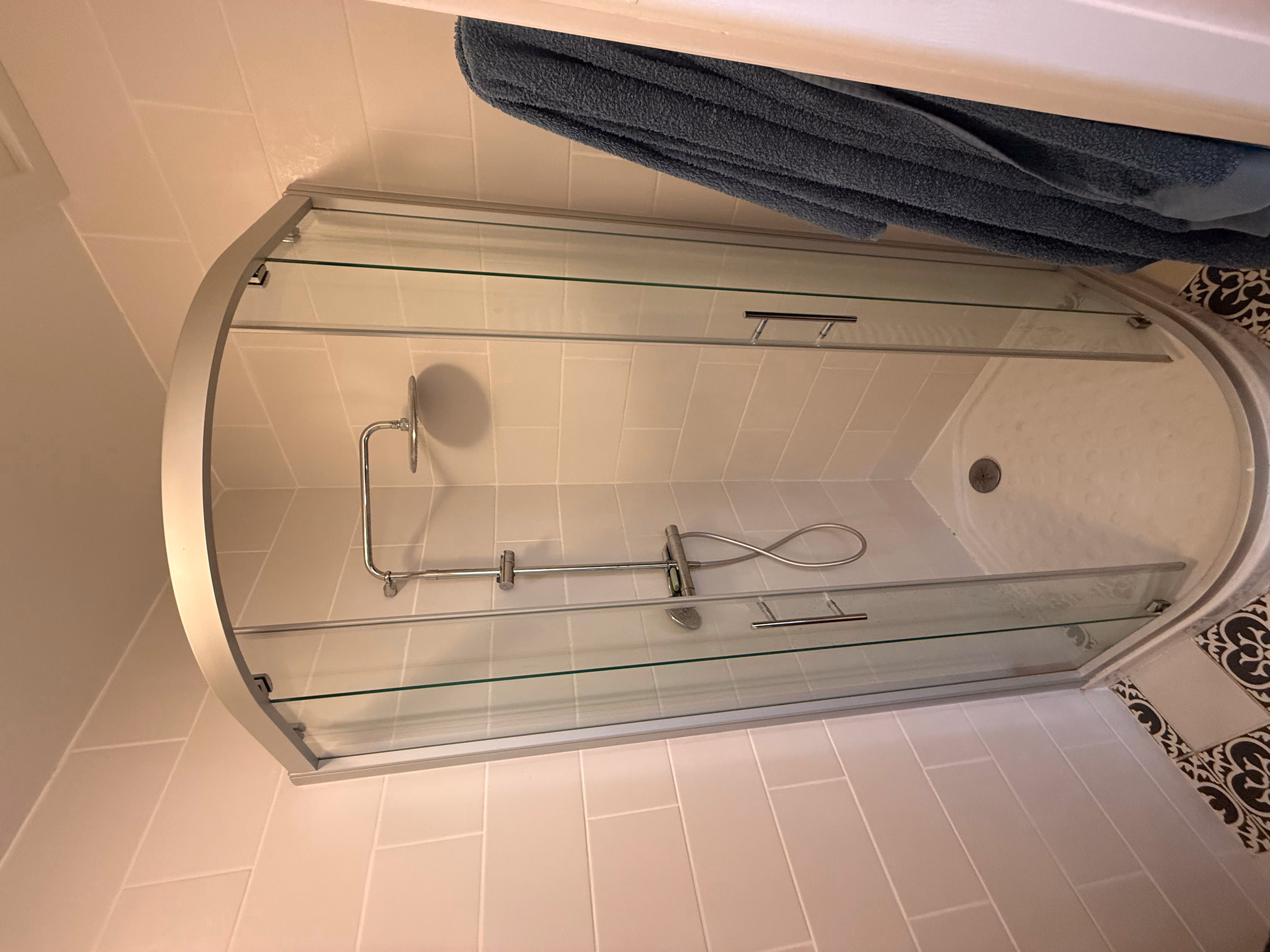 Cabine de douche nettoyée après travaux