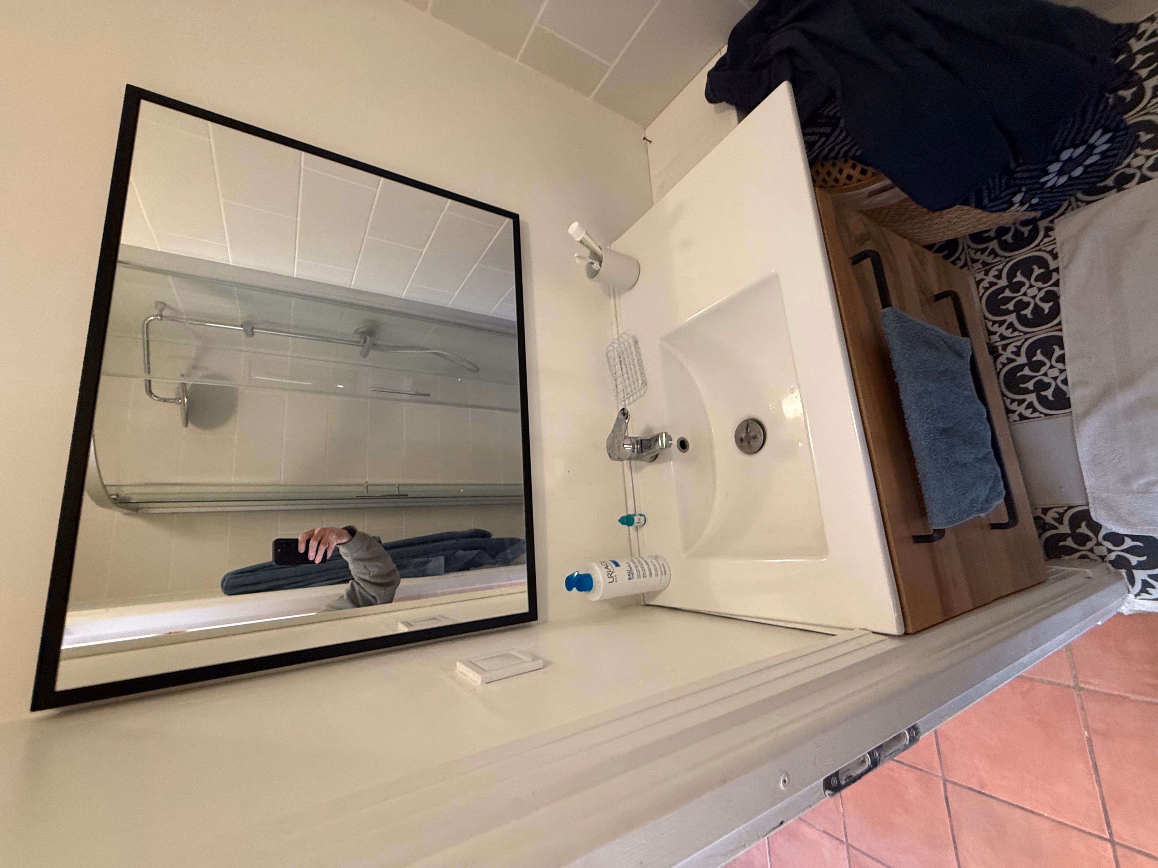 Salle de bain complète nettoyée après chantier