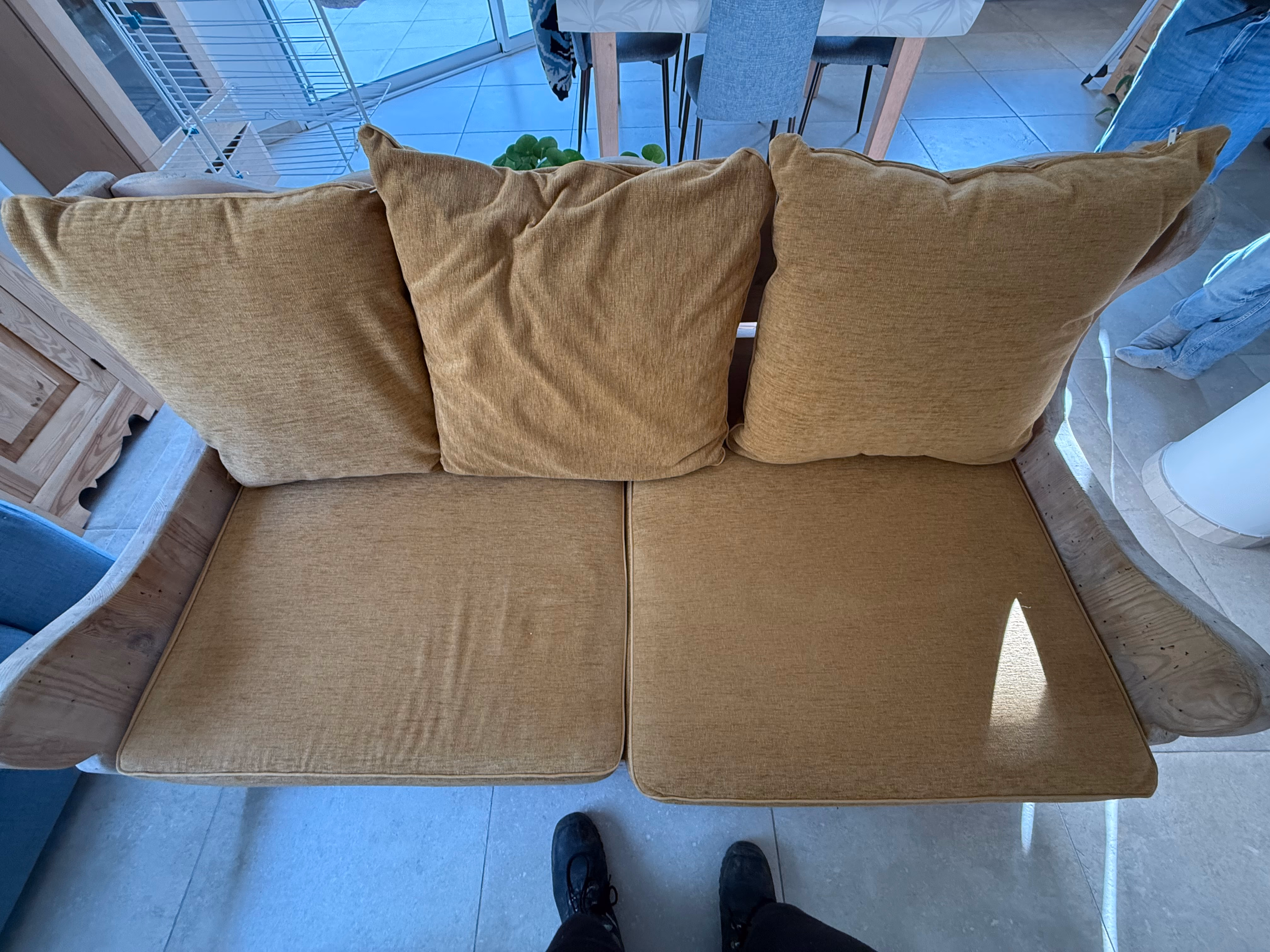 Canapé jaune nettoyé