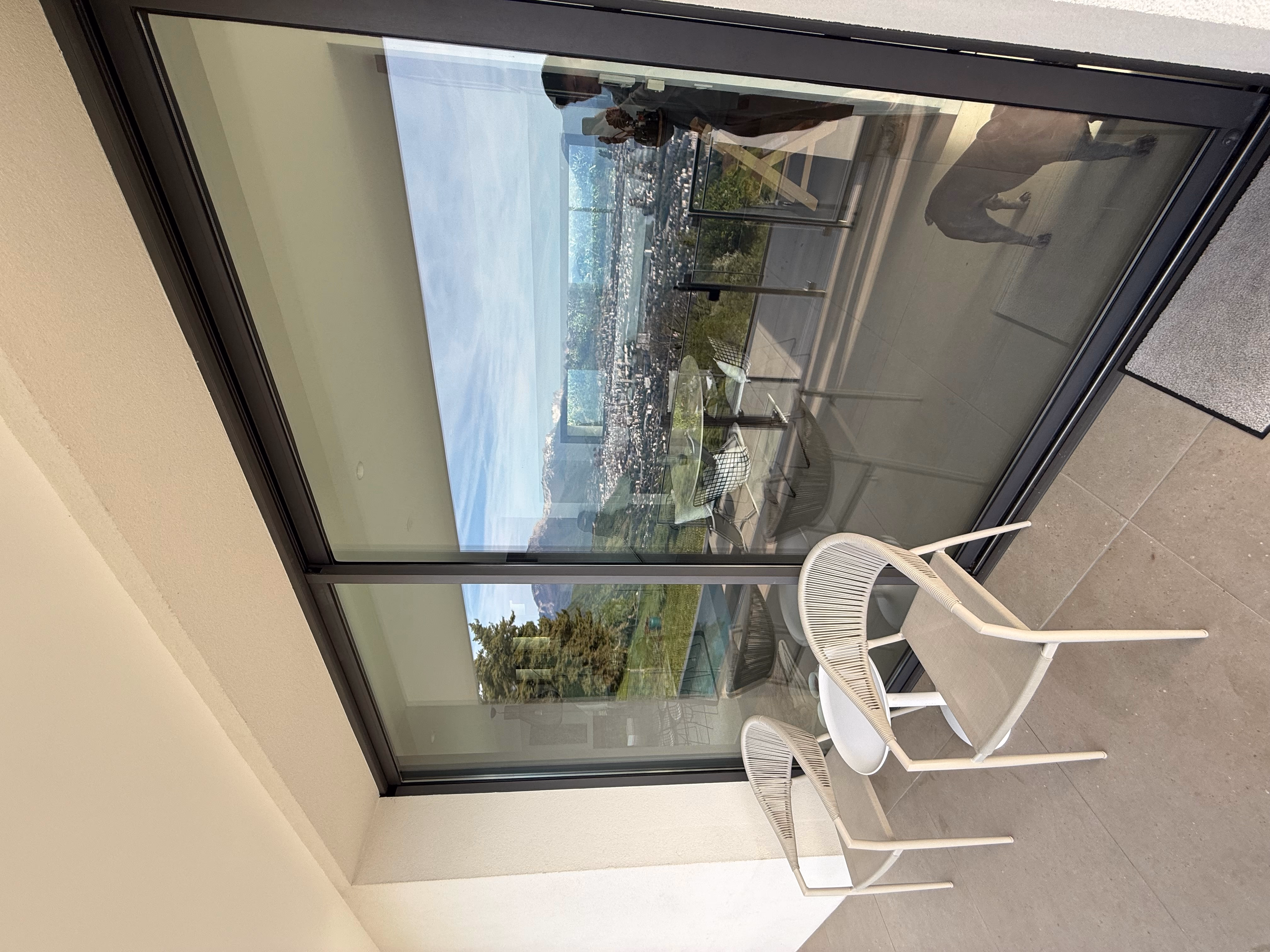 Baie vitrée panoramique après nettoyage