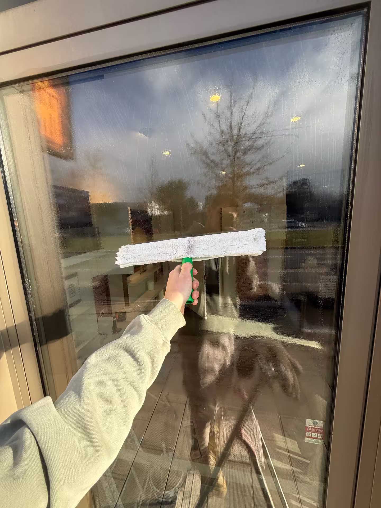 Nettoyage professionnel vitrine à la raclette