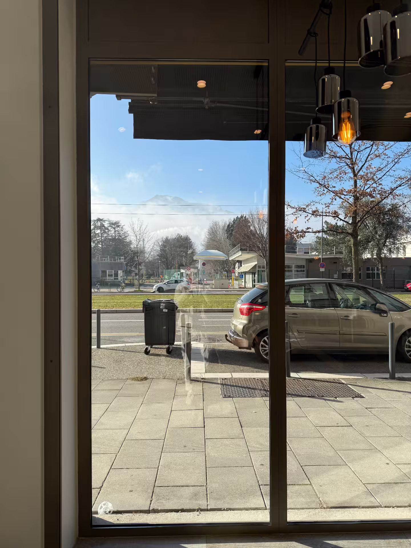 Transparence parfaite sur vitrine commerciale